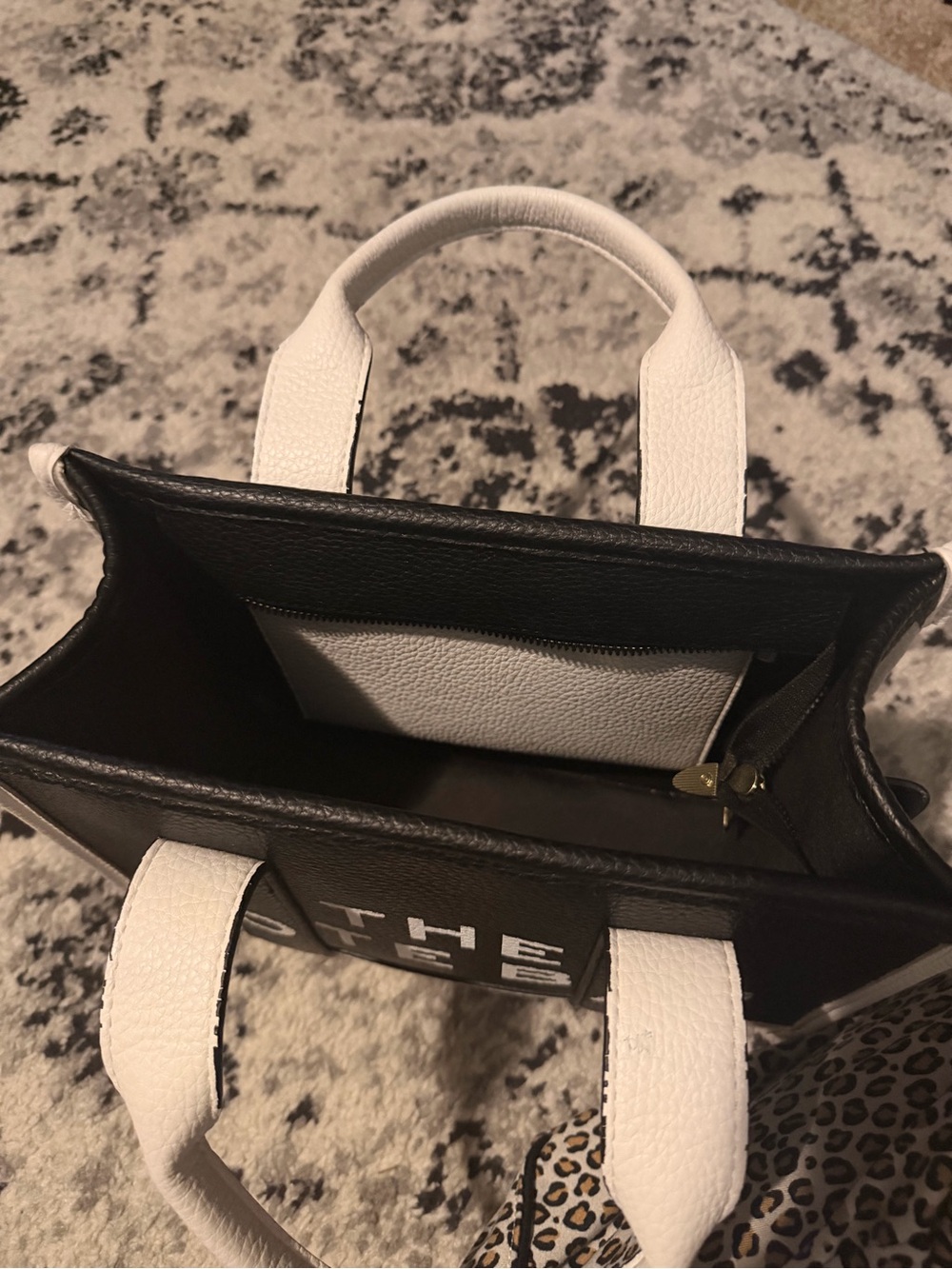Authentic Marc Jacobs Black and White THE TOTE BAG (Medium Tote) - Picture 5 of 5
